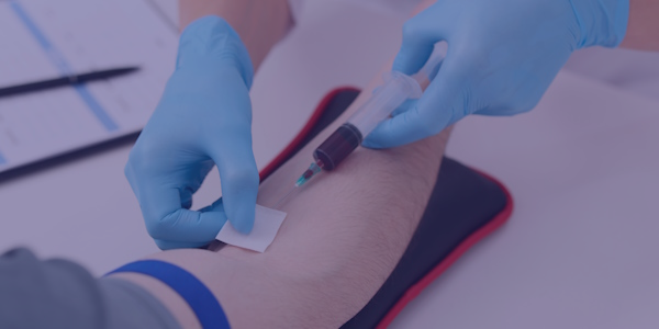 Prélèvement sanguin réalisé par un professionnel de santé