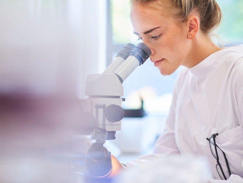 Technicienne de laboratoire au microscope