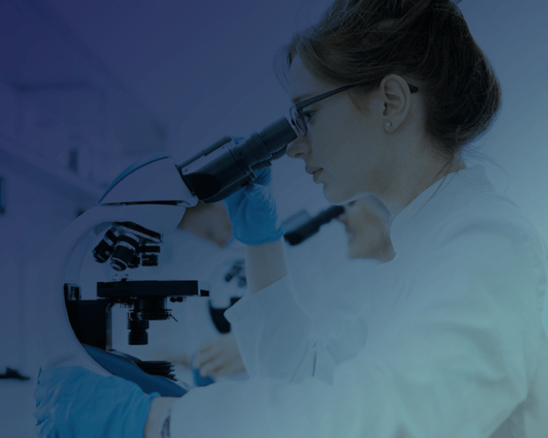 Technicienne observant un echantillon au microscope