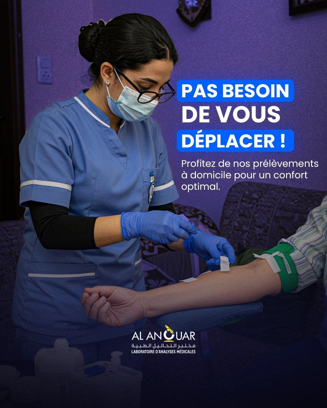 Infirmiere du laboratoire realisant un prelevement au domicile d un patient